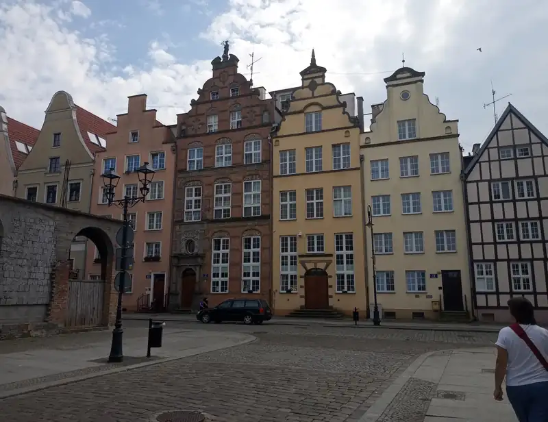Kamienice elbląskiej starówki kilka kroków od pubu