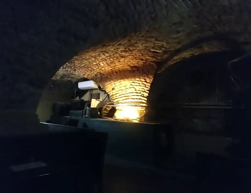 Podświetlone ceglane sklepienie nad salą