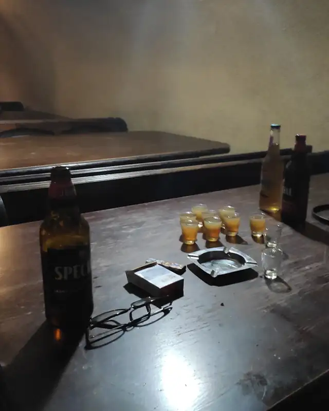 Rząd kolorowych szotów na drewnianym stole